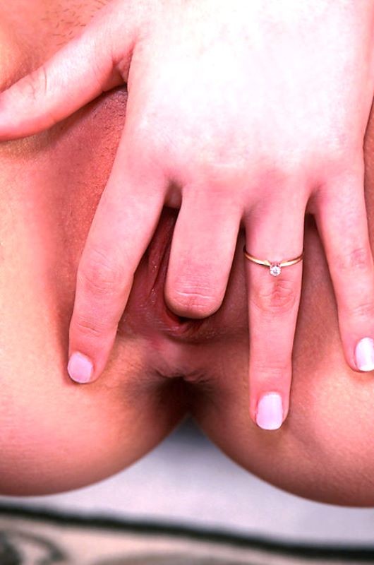 Adorable joven morena metiendo los dedos en el coño en el sofá del casting
 #75081632