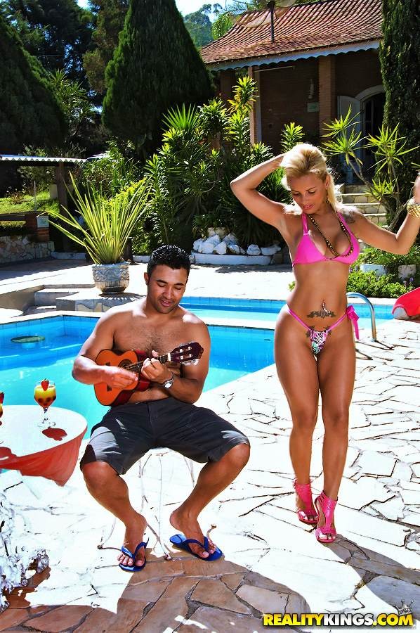 Heißes brasilianisches Bikini-Babe wird in diesen nassen Pools hart in ihren engen Arsch gefickt
 #71166300