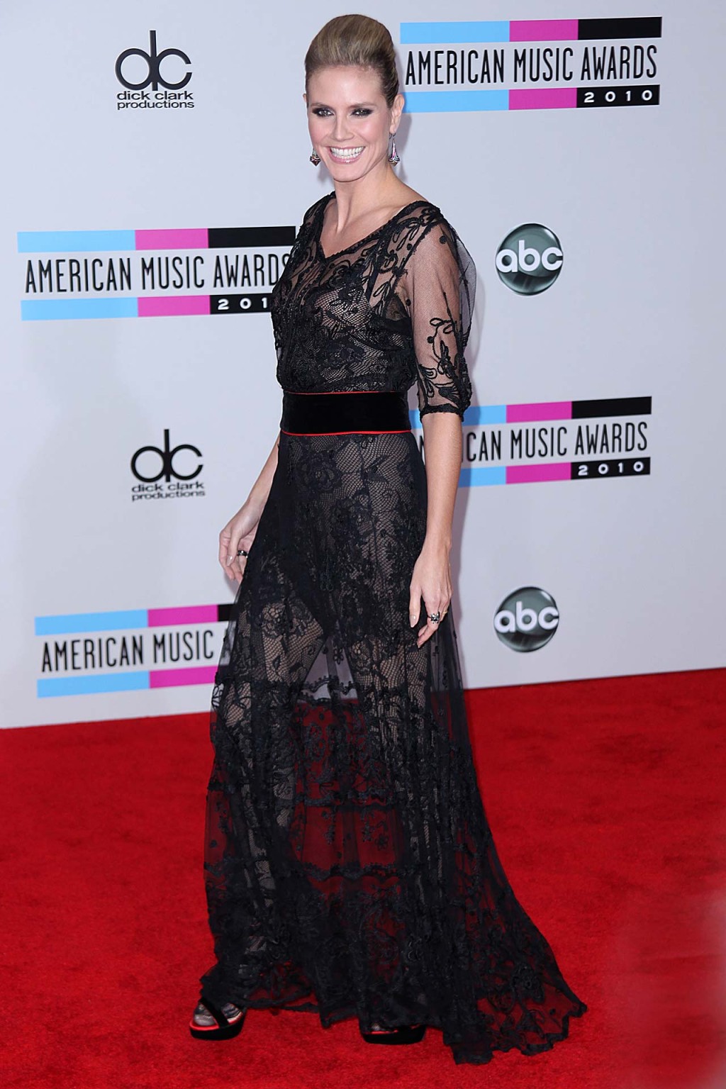 Heidi Klum montre sa culotte dans une robe transparente et pose devant les paparazzi.
 #75325424