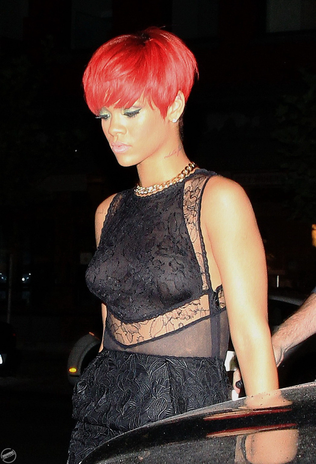 Rihanna che mostra le sue tette in abito nero see-through
 #75336674
