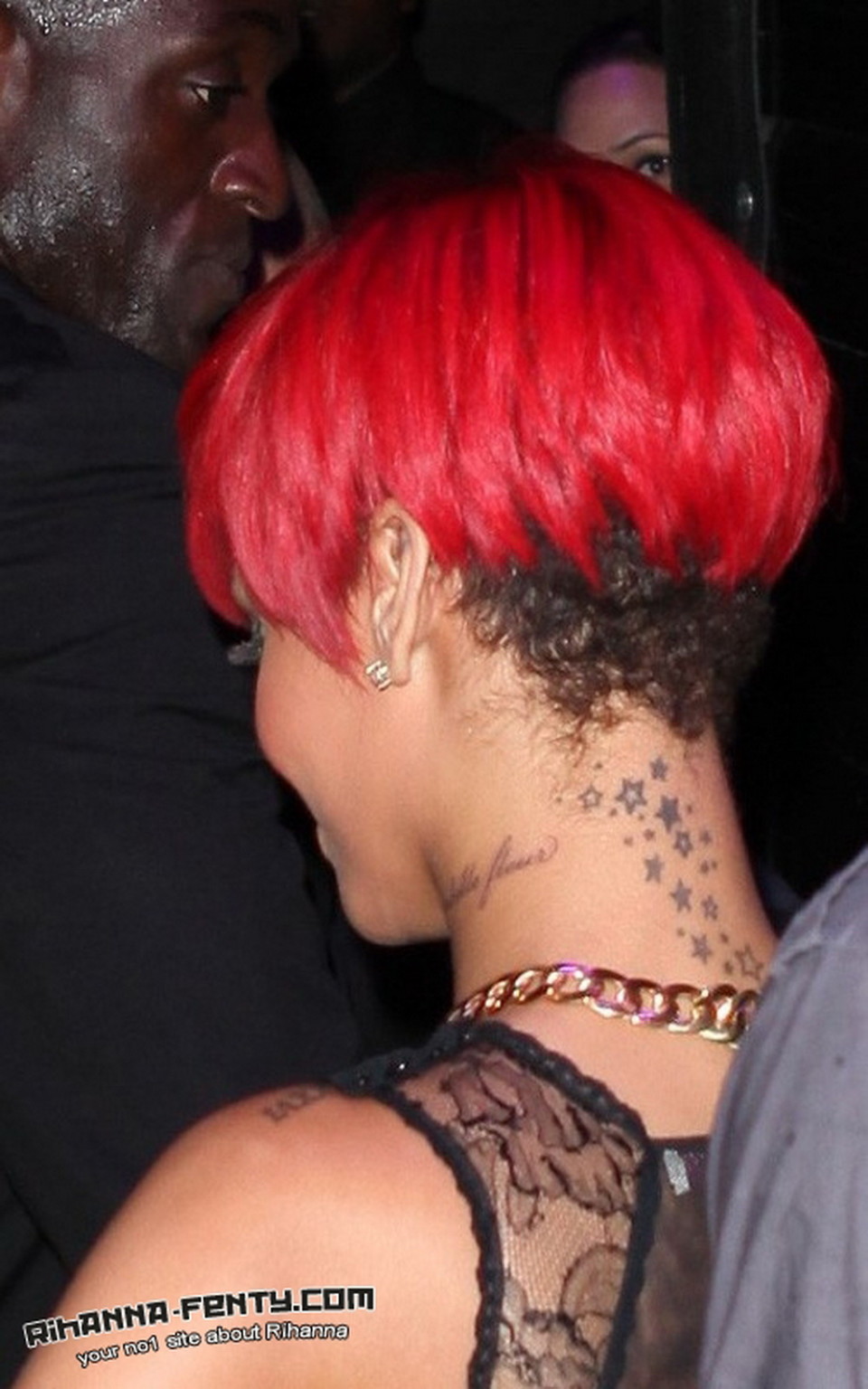 Rihanna che mostra le sue tette in abito nero see-through
 #75336765