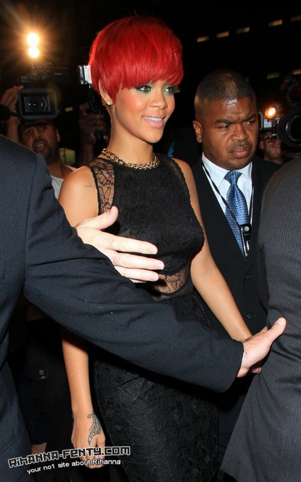Rihanna enseñando las tetas con un vestido negro transparente
 #75336774