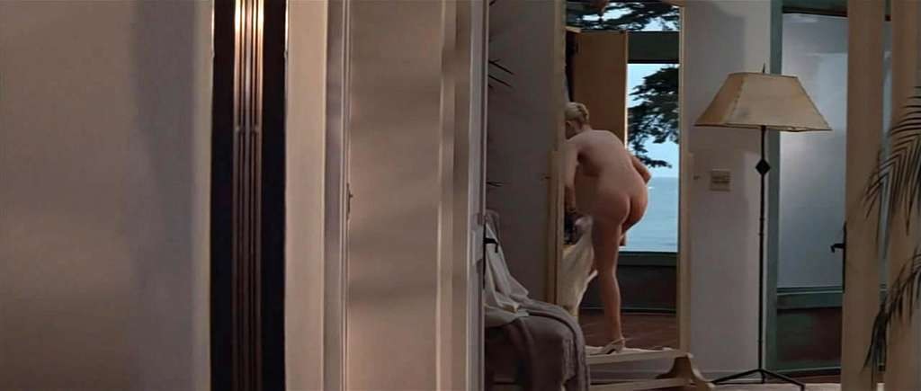 Sharon stone expose ses seins et baise avec un homme dans un film de nudité
 #75328556