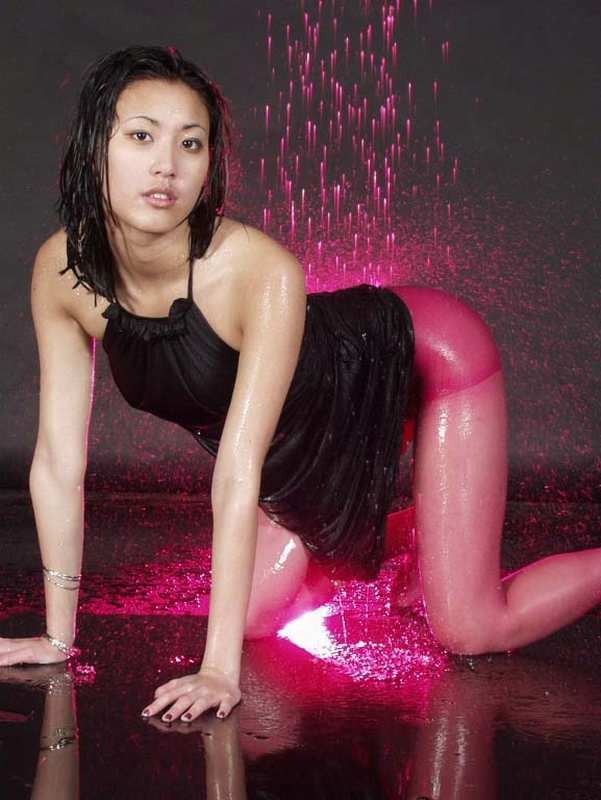 Una joven asiática muestra su gran culo y su coño
 #69971848