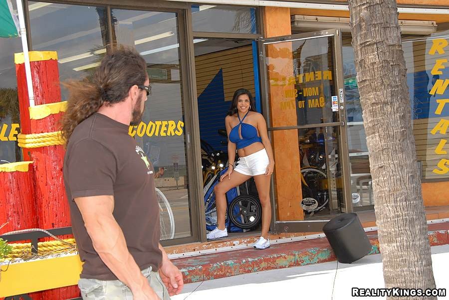 12 fotos y 1 pelicula de savana de 8th street latinas
 #74577730