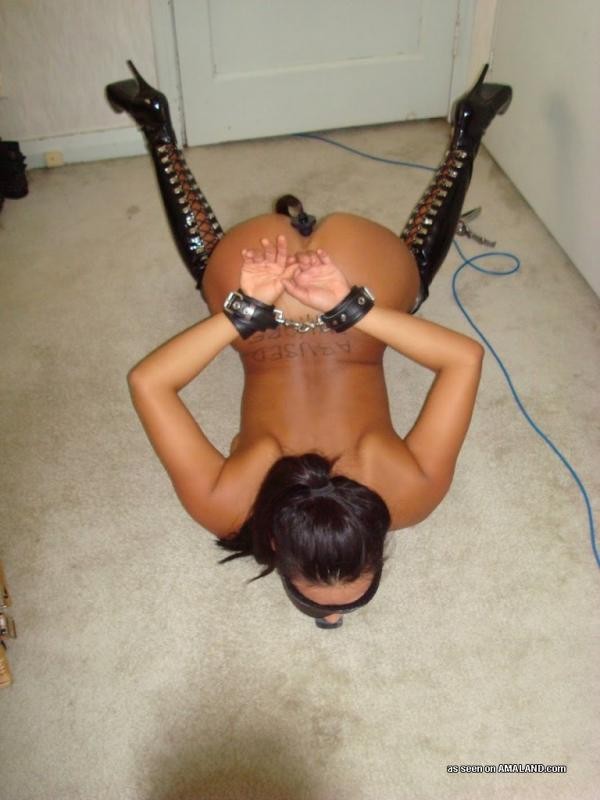 Un jouet asiatique dans un bondage pervers avec un gode dans le cul.
 #69747438