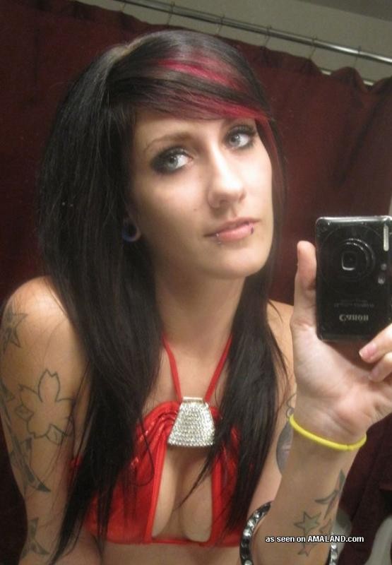 Galerie einer tätowierten und gepiercten Emo-Freundin beim Camwhoring
 #75697226