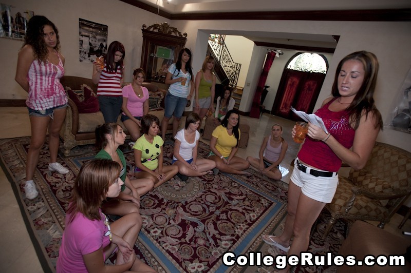 Loca fiesta universitaria con mucha chupada de polla
 #76794102