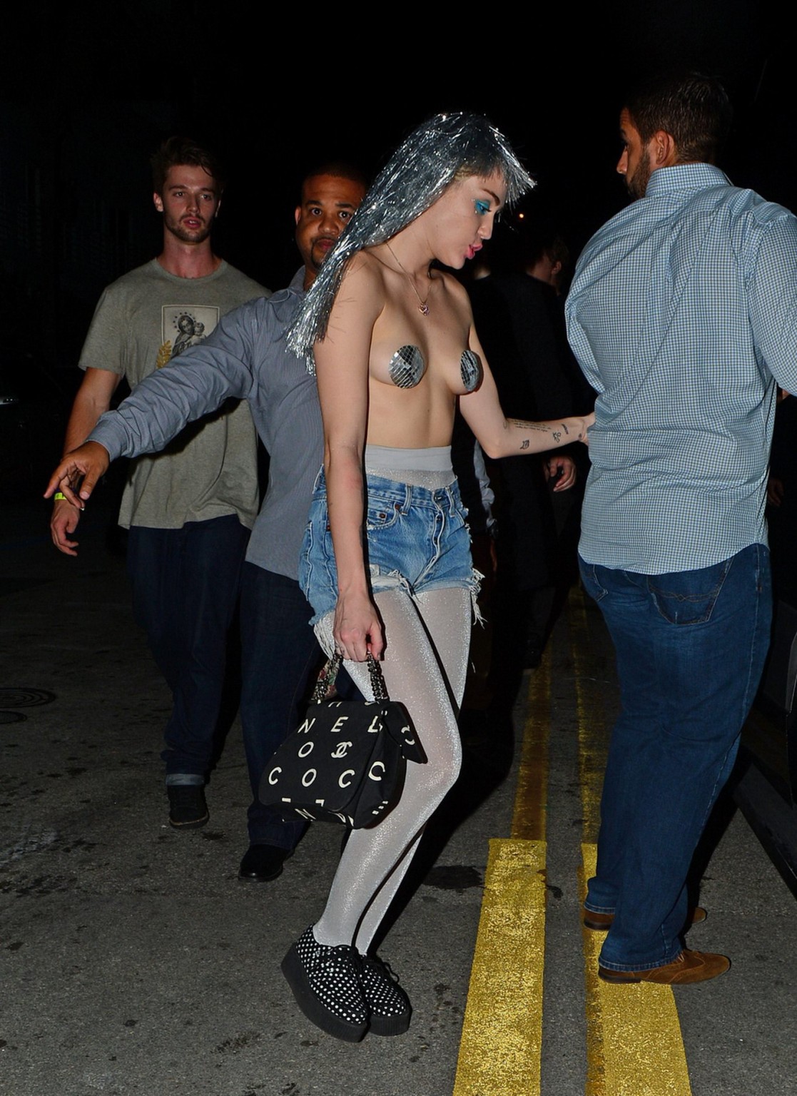 Miley Cyrus, seins nus, mais portant des collants et une culotte à l'Art Basel de Miami.
 #75179256