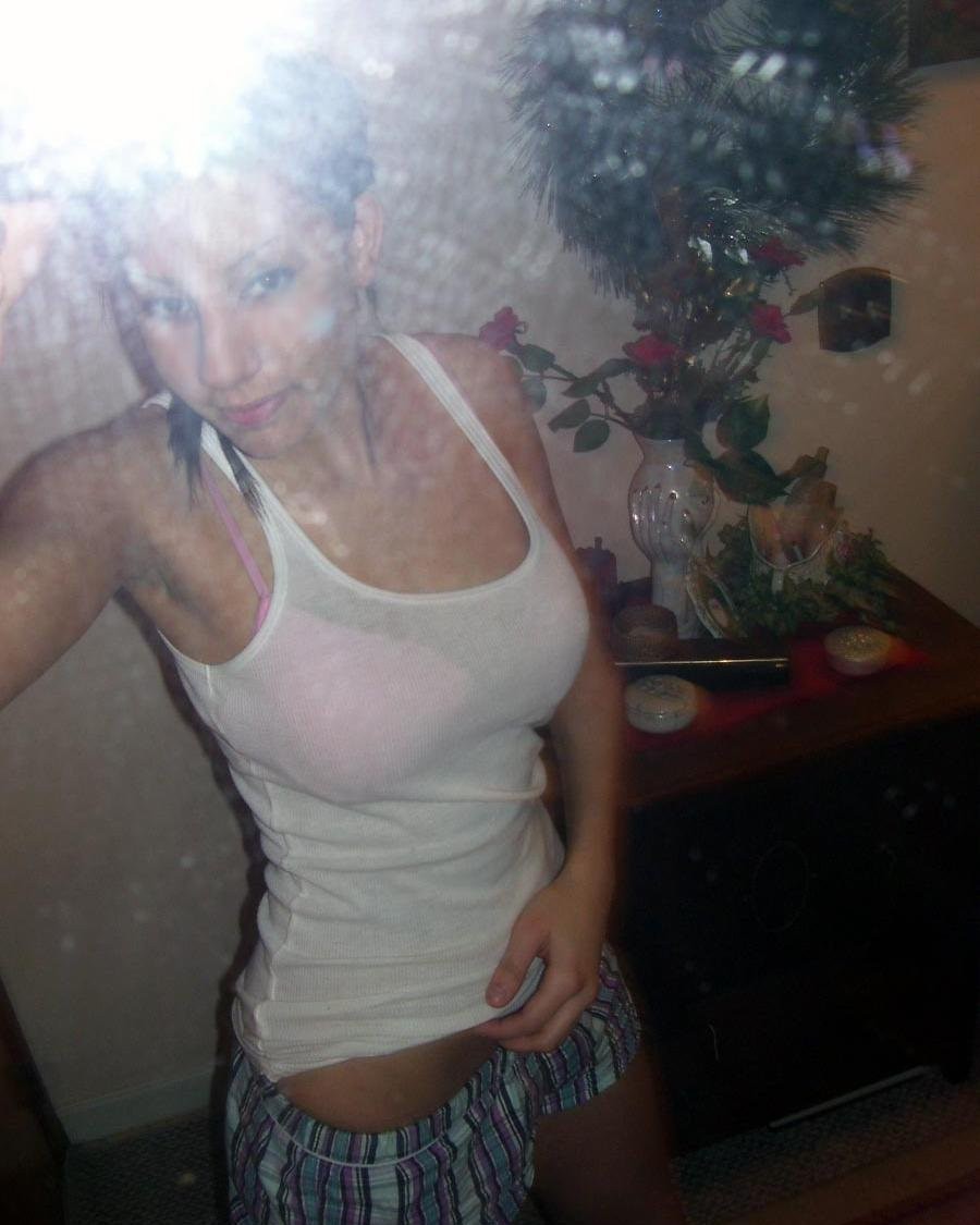 Brünette teen freundin posiert in ihrem badezimmer spiegel
 #67689058
