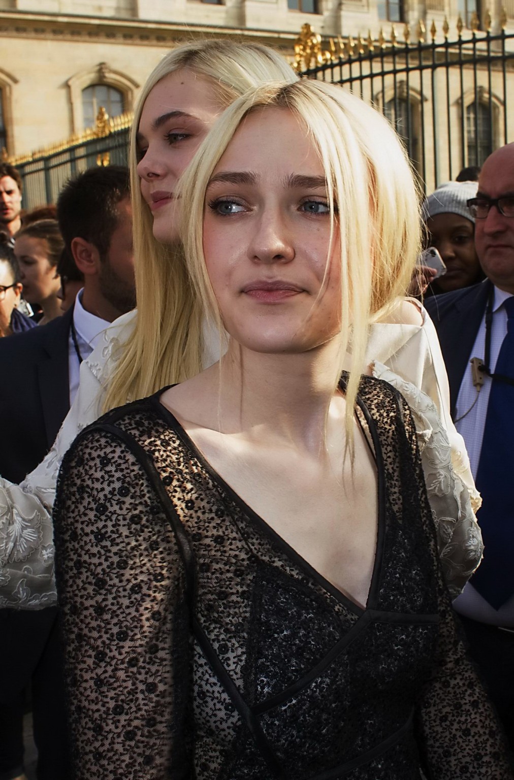 Dakota fanning portant une robe noire transparente lors du défilé louis vuitton printemps 2014
 #75217115