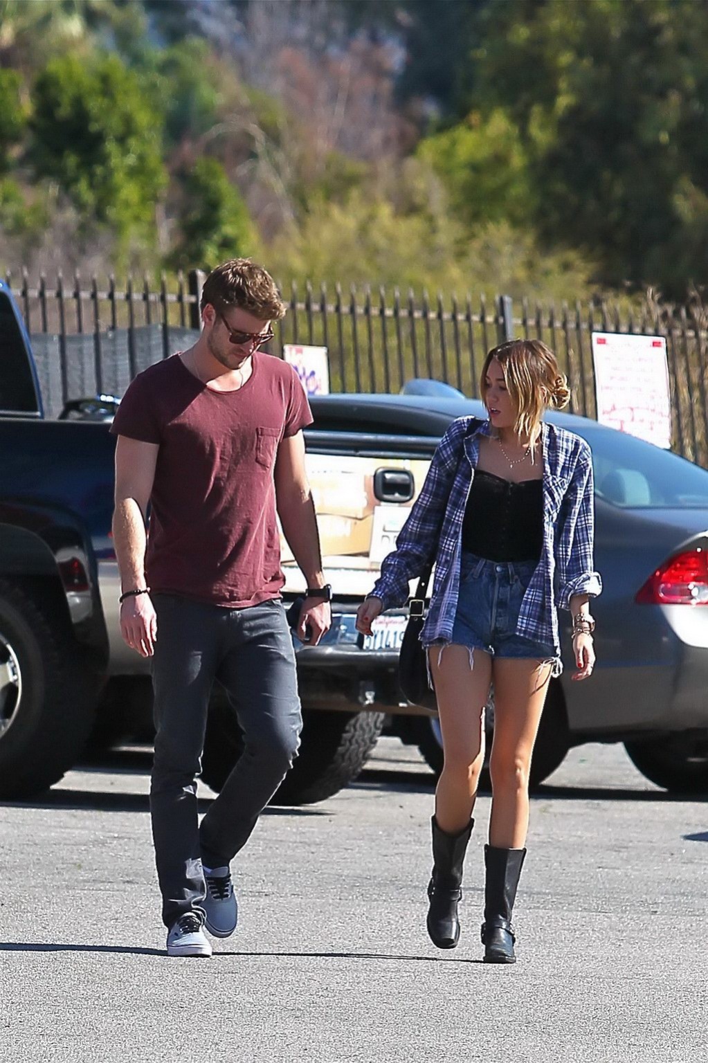 Miley Cyrus en pantalon sexy avec des bottes à Hollywood
 #75274634
