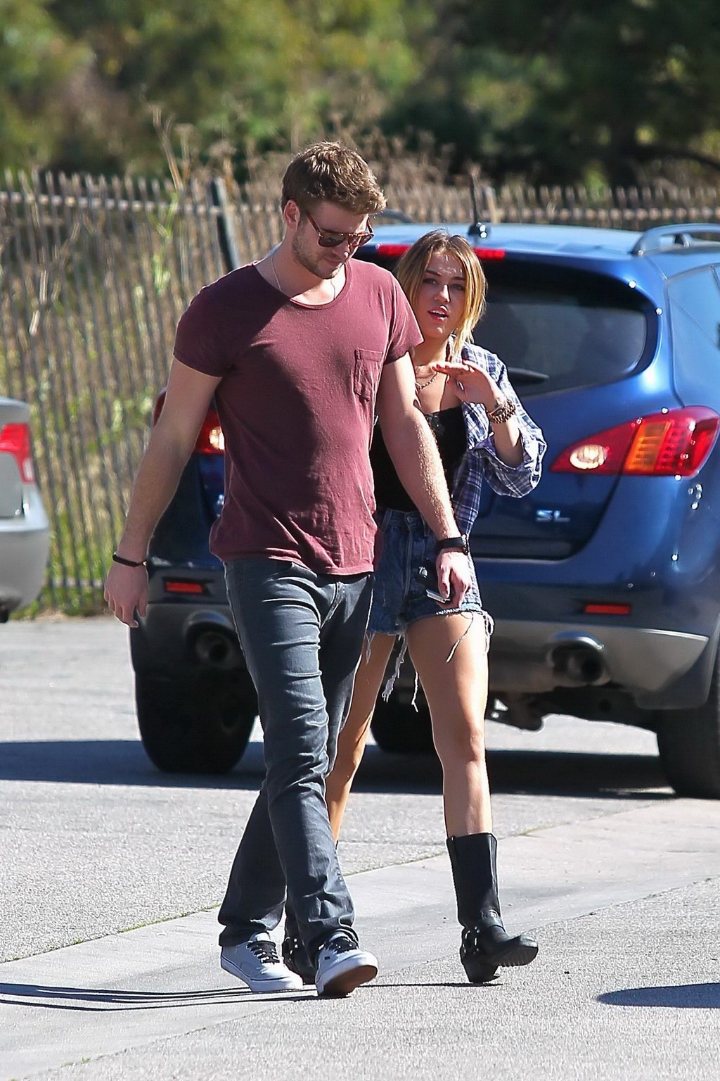 Miley Cyrus en pantalon sexy avec des bottes à Hollywood
 #75274655