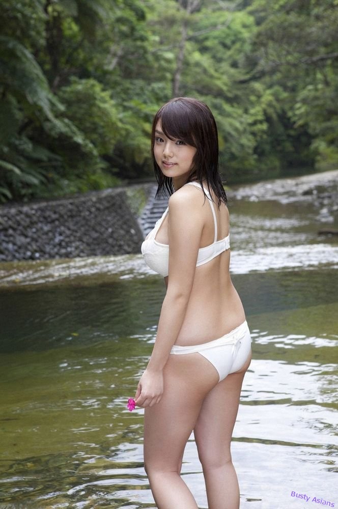 Busty ai shinozaki posant en bikini ses gros seins naturels
 #72997243