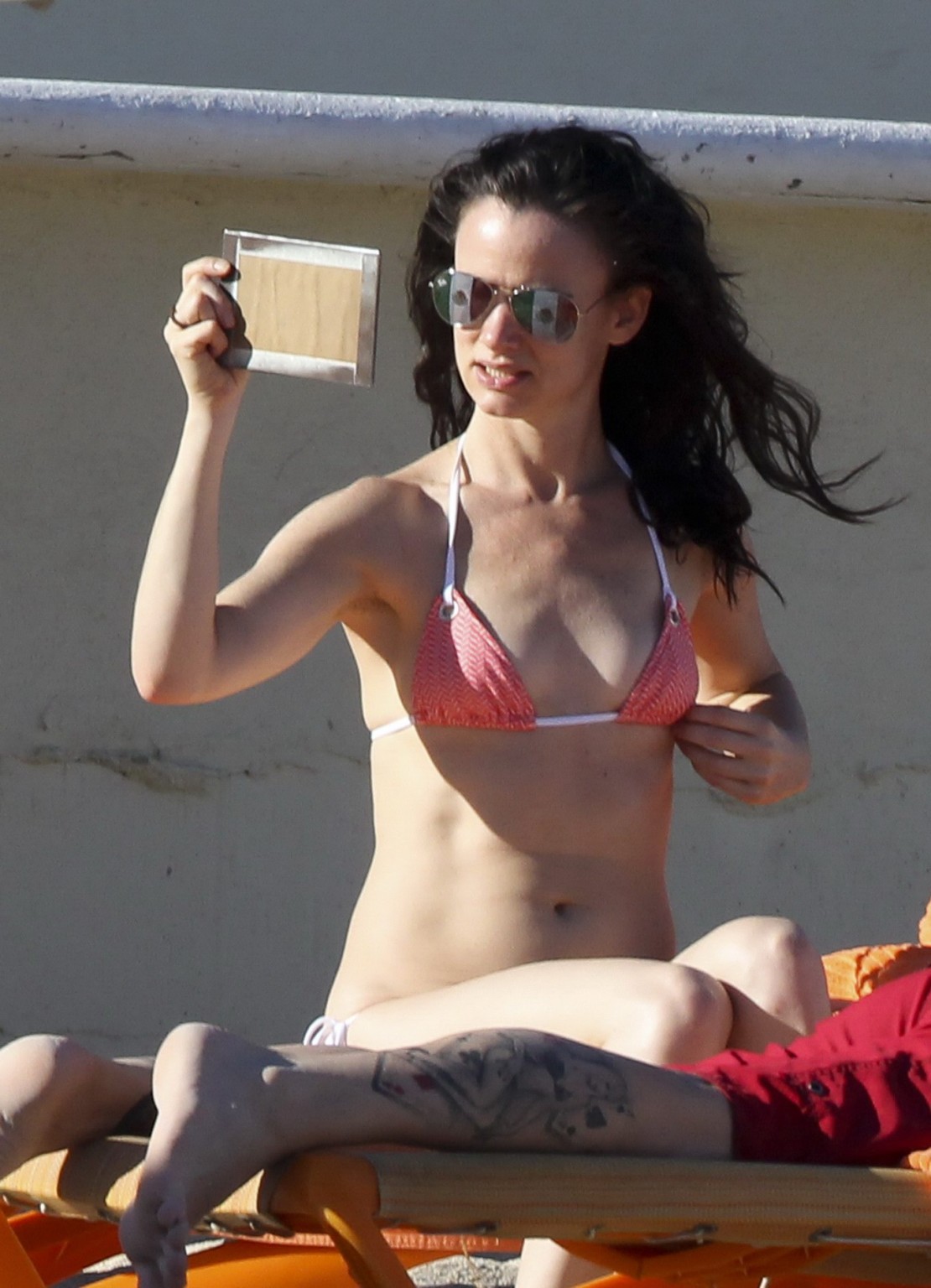Juliette lewis che mostra il suo culo caldo in bikini in spiaggia a los cabos
 #75325559