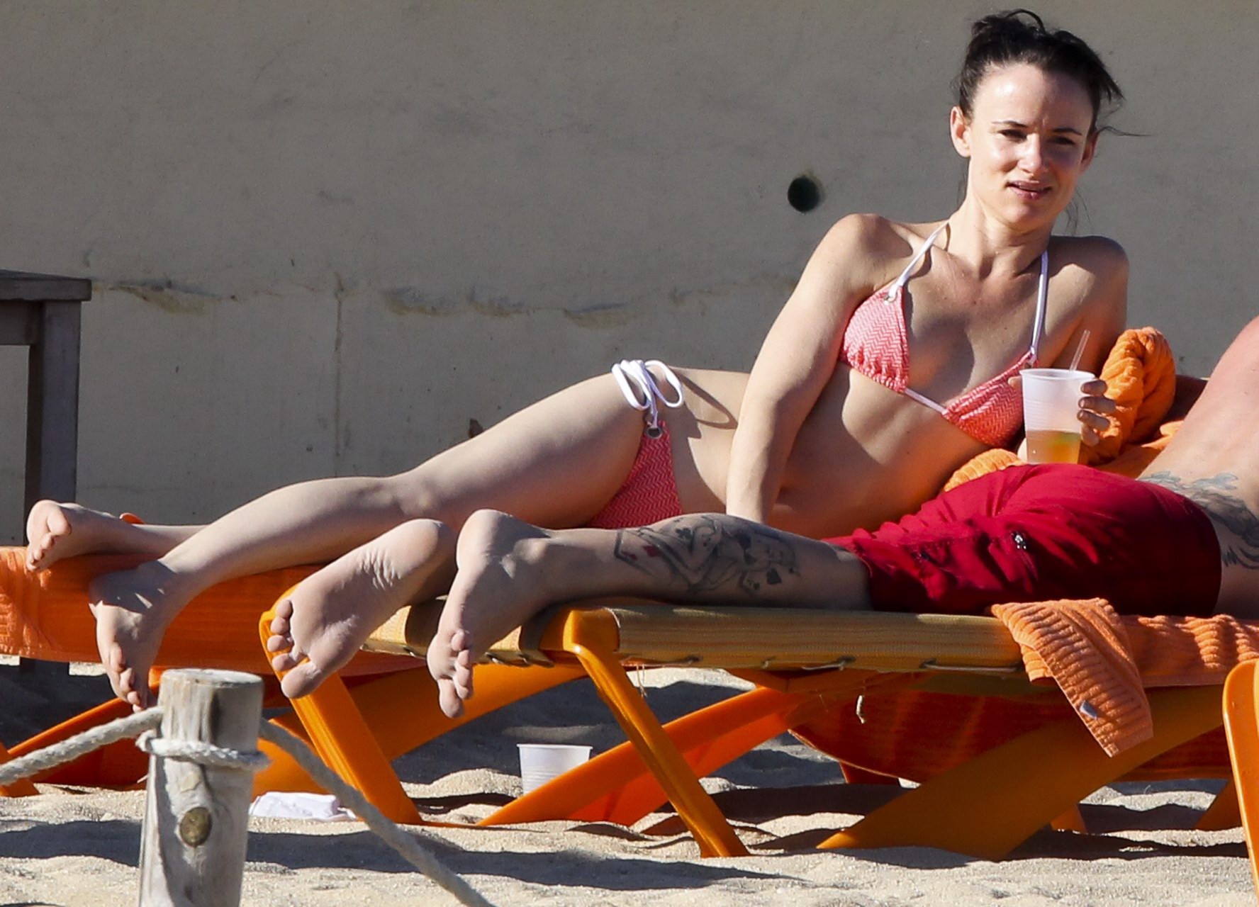 Juliette lewis montre ses fesses en bikini à la plage de los cabos.
 #75325569