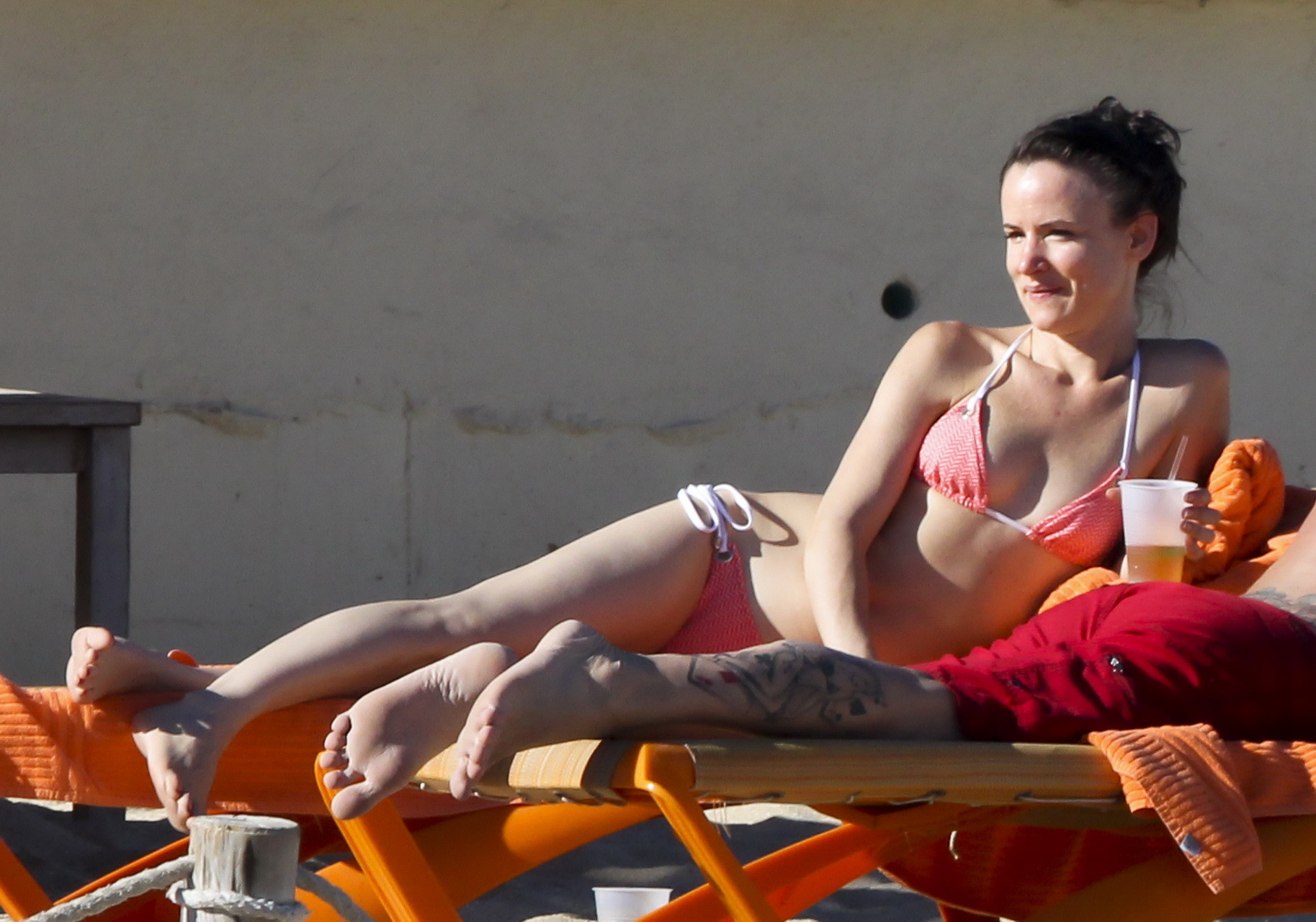 Juliette lewis zeigt ihren heißen Arsch im Bikini am Strand von Los Cabos
 #75325579