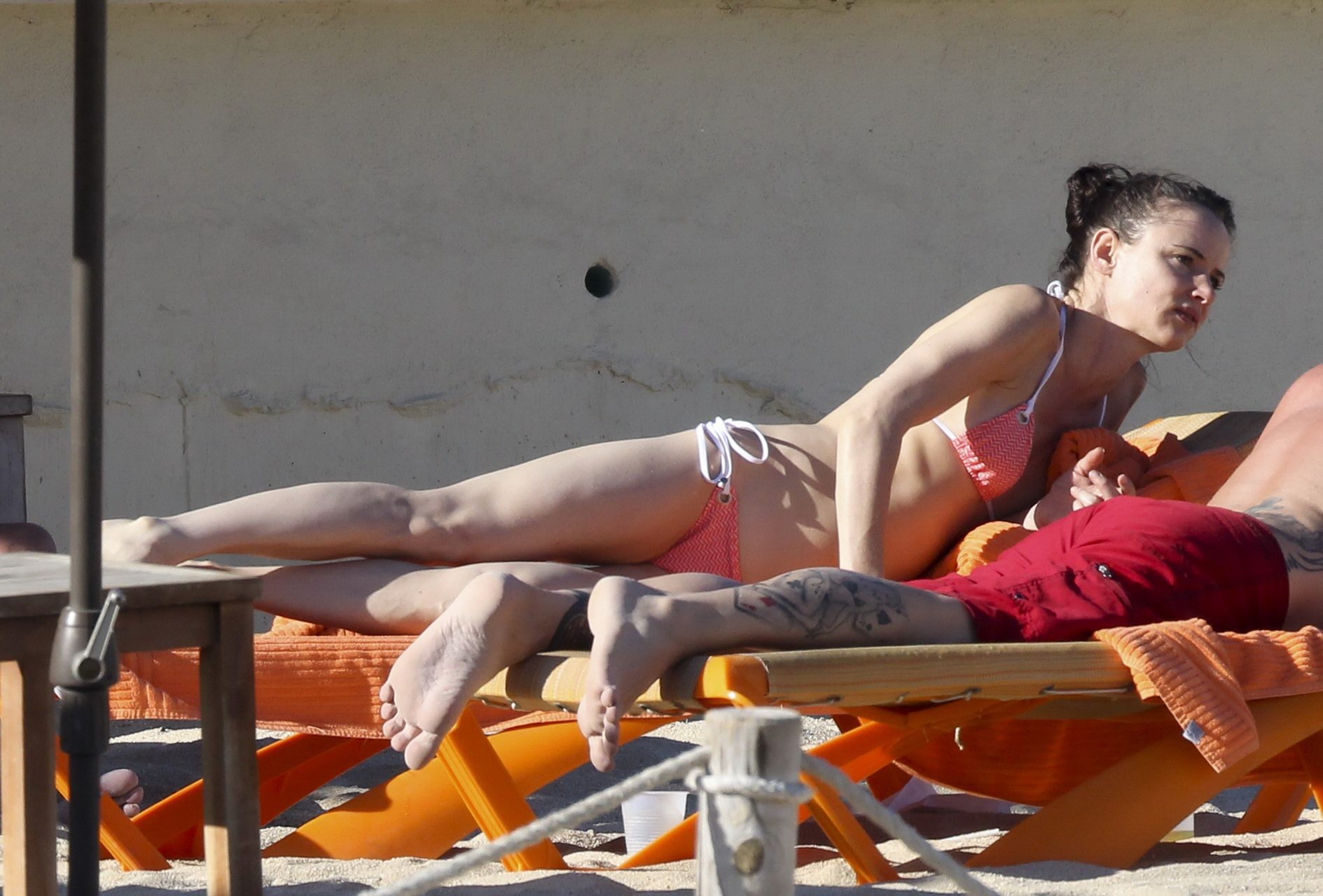 Juliette lewis zeigt ihren heißen Arsch im Bikini am Strand von Los Cabos
 #75325588