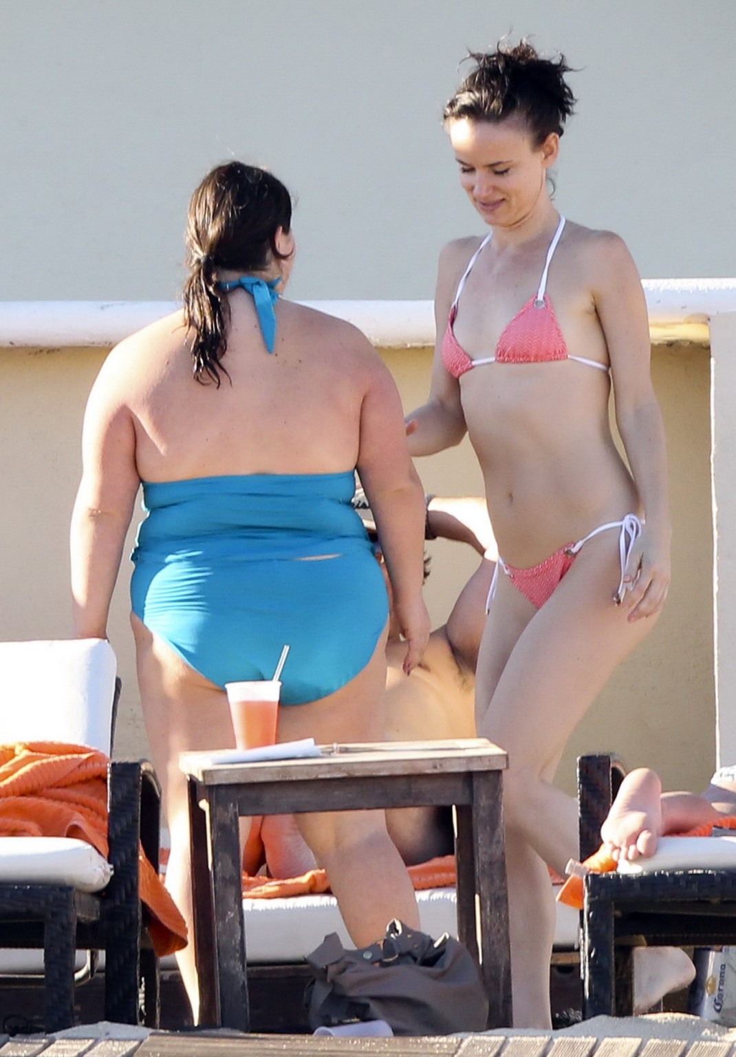 Juliette lewis montre ses fesses en bikini à la plage de los cabos.
 #75325619