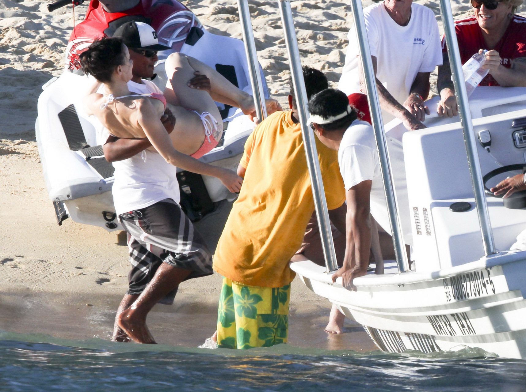 Juliette lewis montre ses fesses en bikini à la plage de los cabos.
 #75325672