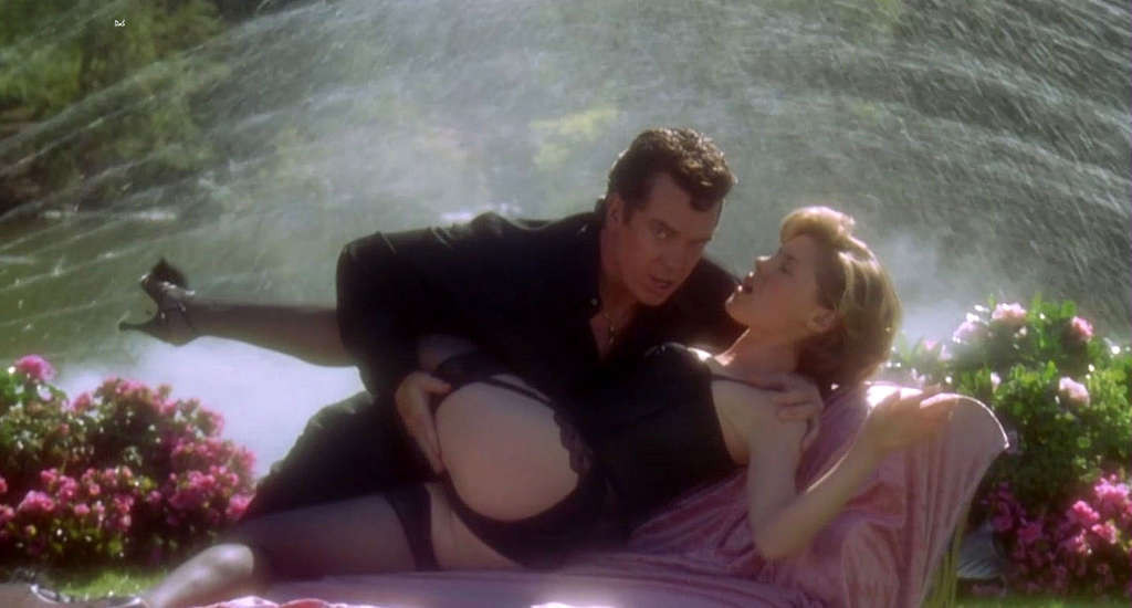 Julie bowen tetas slip y posando desnuda y en bikini en la playa
 #75356992