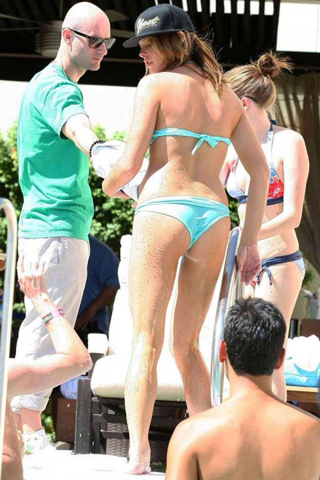 Ashley Greene che espone il suo cazzo di corpo sexy e il suo culo caldo in bikini
 #75337344