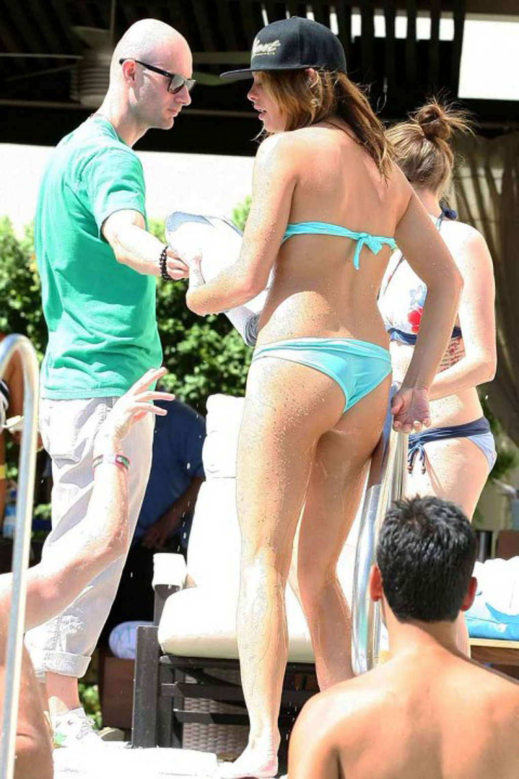 Ashley Greene che espone il suo cazzo di corpo sexy e il suo culo caldo in bikini
 #75337350