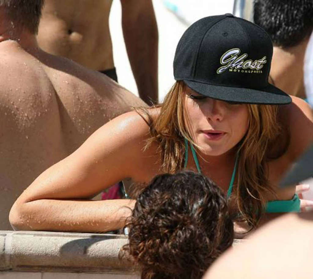 Ashley Greene che espone il suo cazzo di corpo sexy e il suo culo caldo in bikini
 #75337416