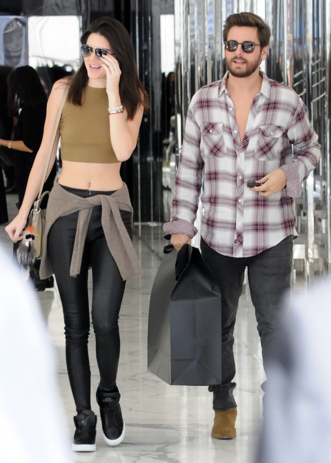 Kendall Jenner montre ses abdominaux en faisant du shopping à Beverly Hills.
 #75177367