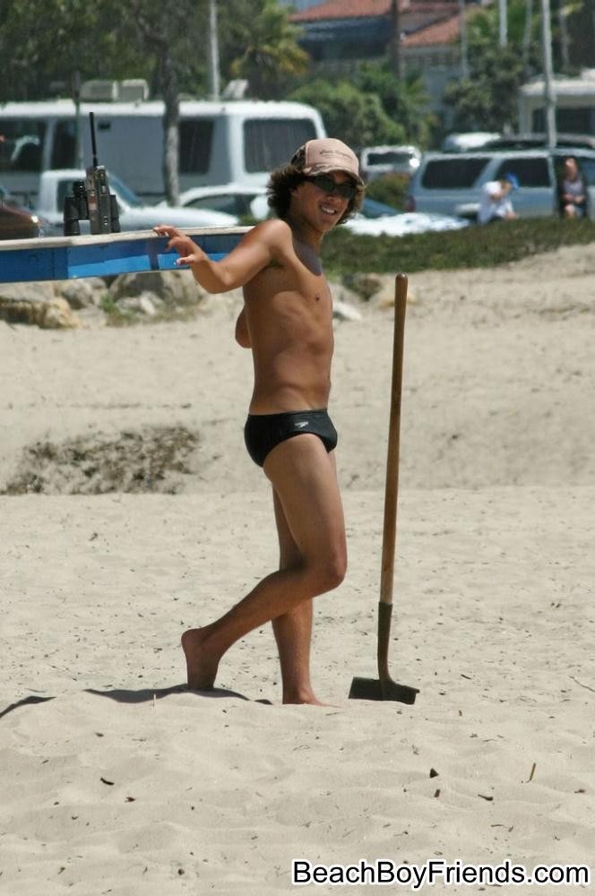 Hunk garçons aiment se promener à la plage sans les seins.
 #76944461