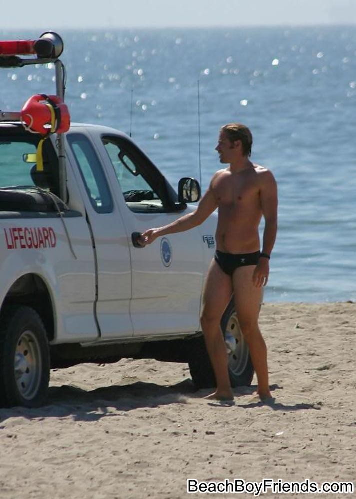 Hunk garçons aiment se promener à la plage sans les seins.
 #76944469