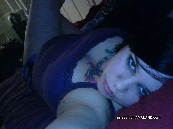 Busty Punk zeigt ihre großen Titten auf cam
 #68248627