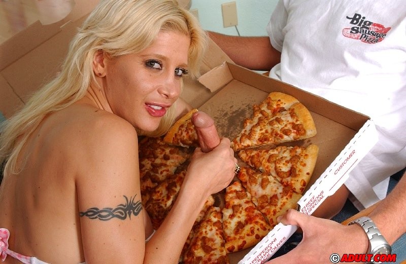 Rubia chupando una polla con una pizza de lado
 #77737397