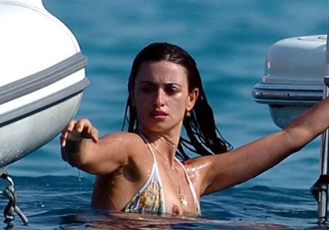 Penelope cruz paparazzi seins nus et tétons coulants
 #75420447