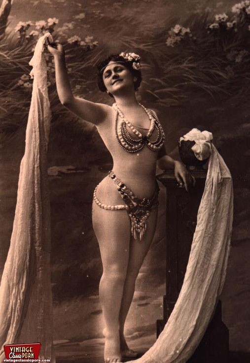 Classic ladies from the twenties showing their fine bodies #78476175