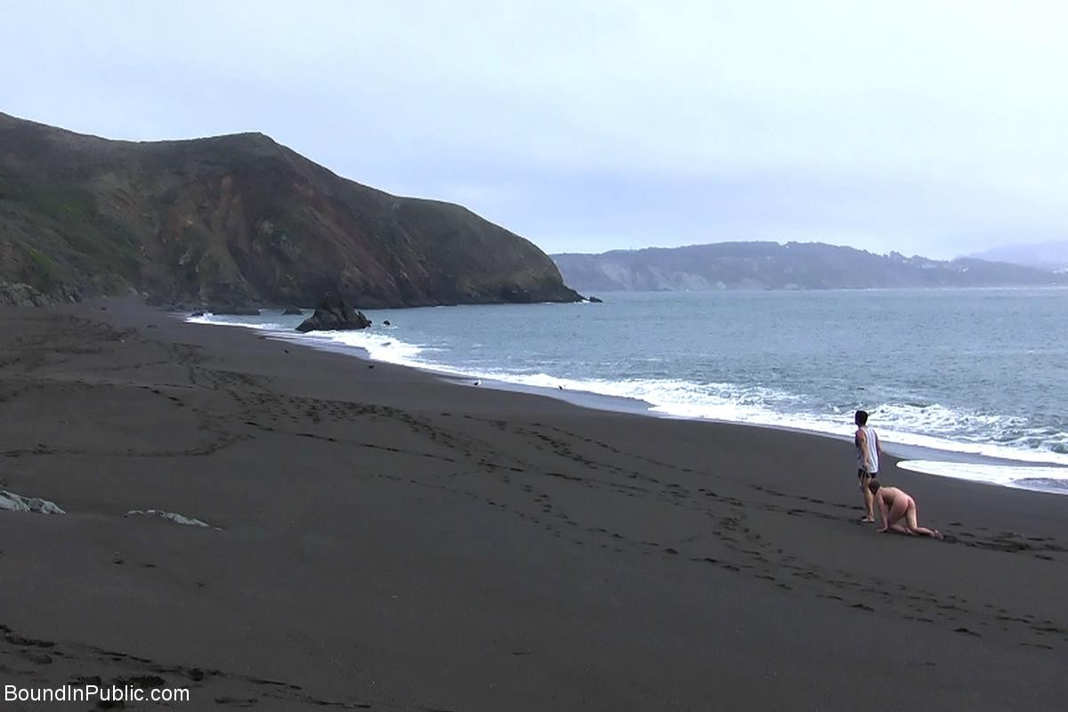 Gay se faisant user et abuser en plein air sur une plage publique.
 #76900654