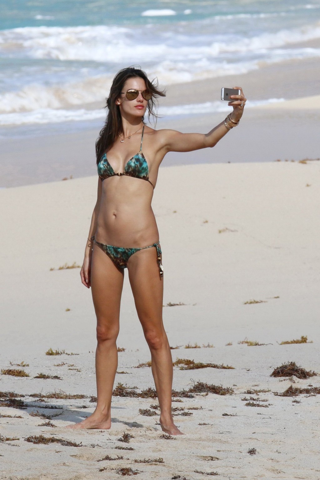 アレッサンドラ・アンブロジオがビーチでカラフルなビキニを着てお尻を見せている。
 #75182978