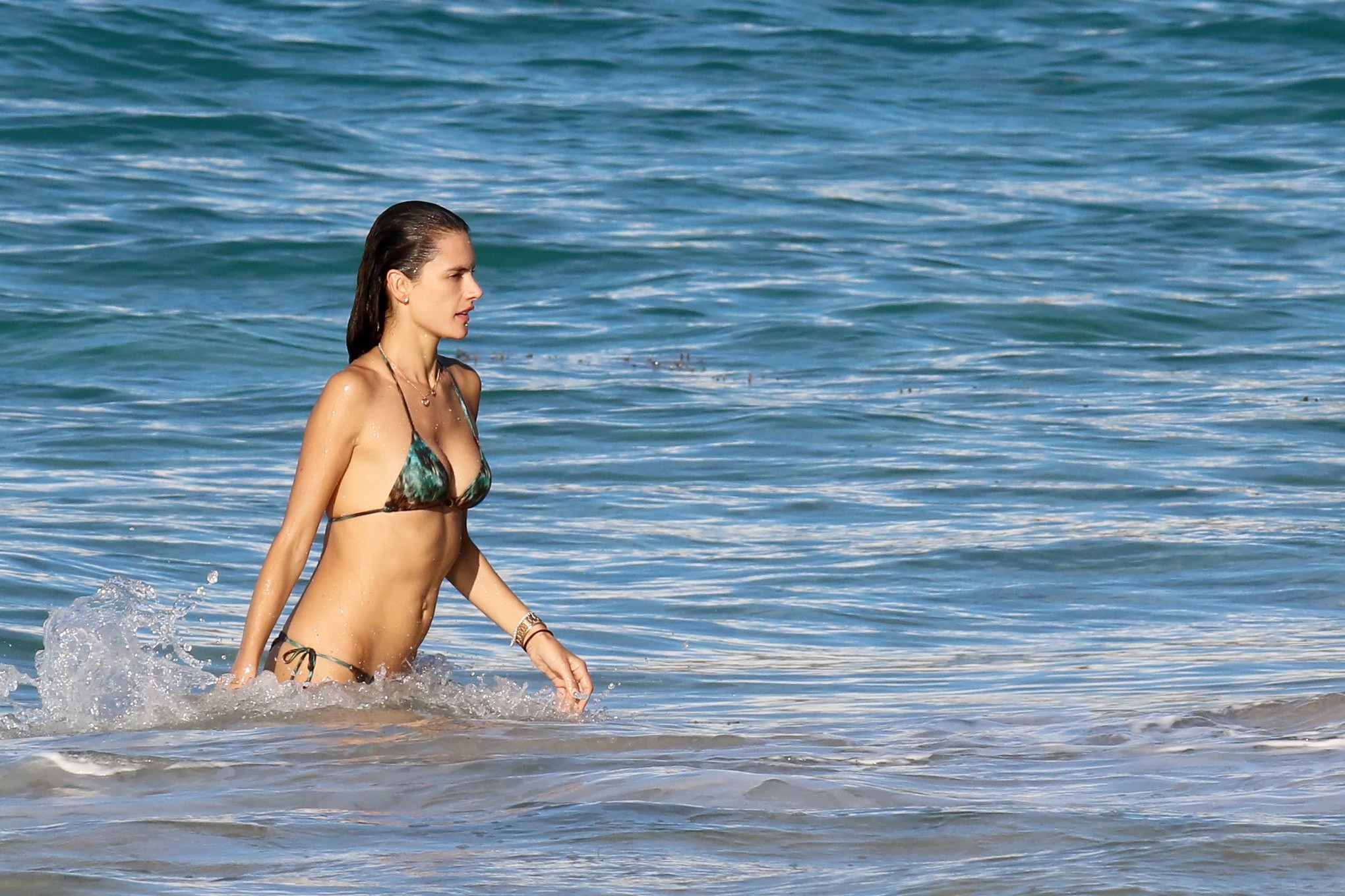 Alessandra Ambrosio zeigt ihren Hintern in einem winzigen bunten Bikini am Strand in 
 #75183037