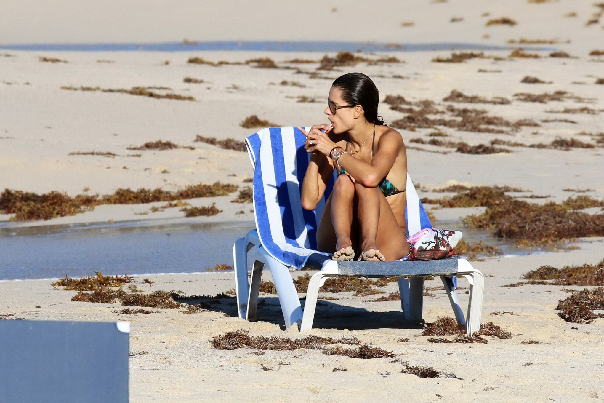 Alessandra Ambrosio zeigt ihren Hintern in einem winzigen bunten Bikini am Strand in 
 #75183109