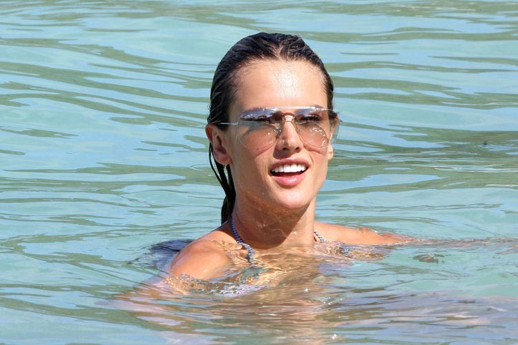 Alessandra ambrosio zeigt ihren sexy Tanga-Hintern
 #75372042