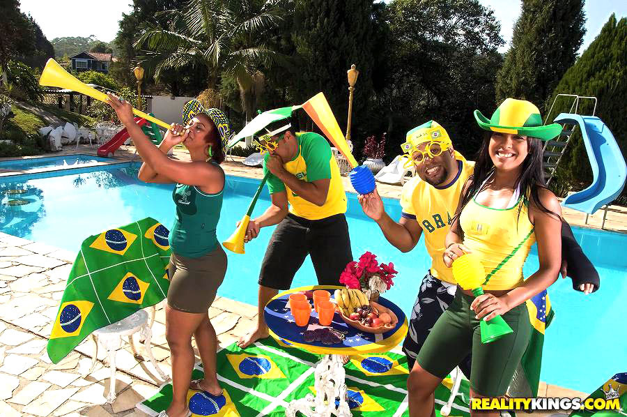 ブラジルのビキニの女の子がプールサイドでサッカーワールドカップの映像を見て興奮する
 #71480592