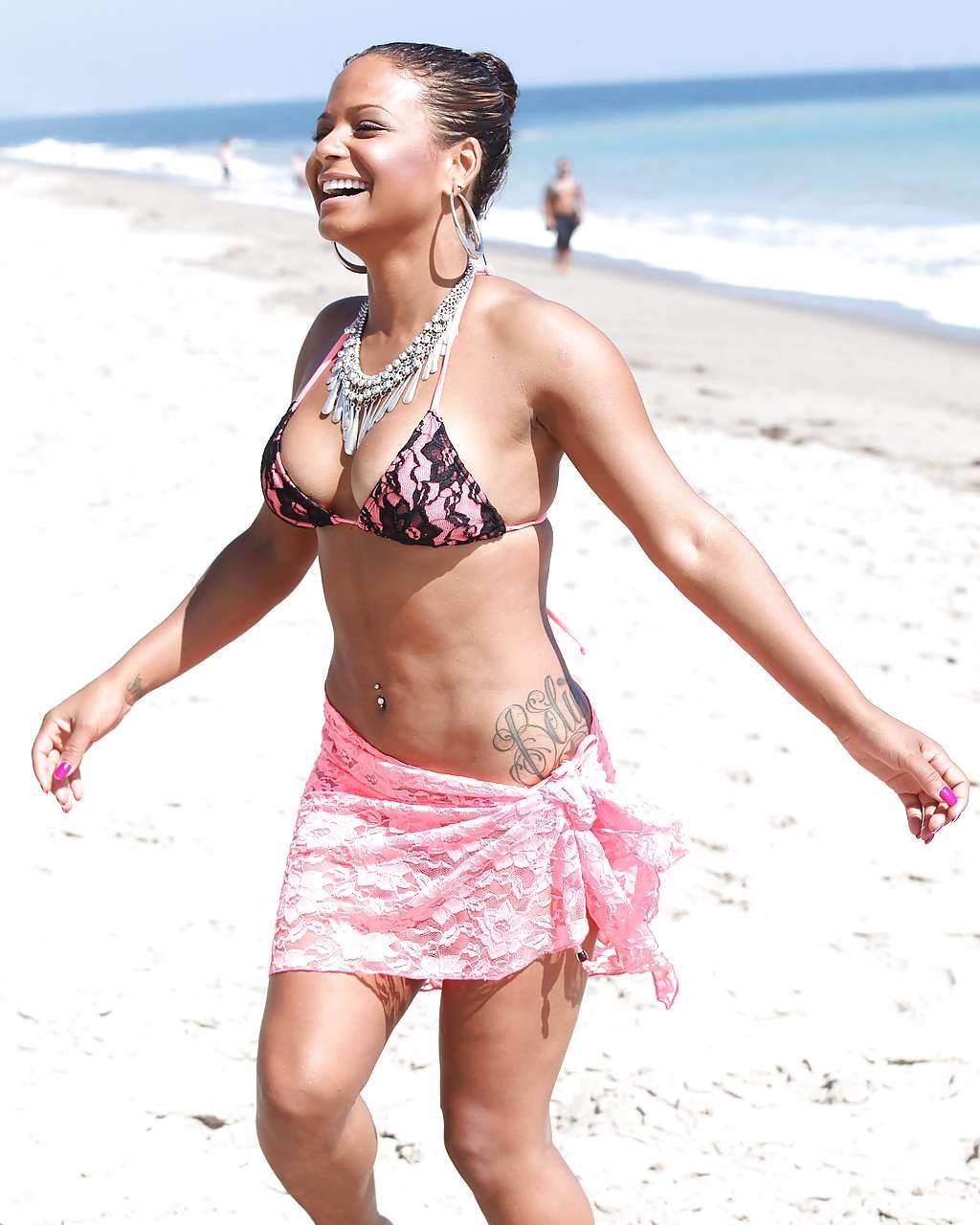 Christina milian mostrando su gran escote en bikini y tetas y bragas en dr. transparente
 #75290690