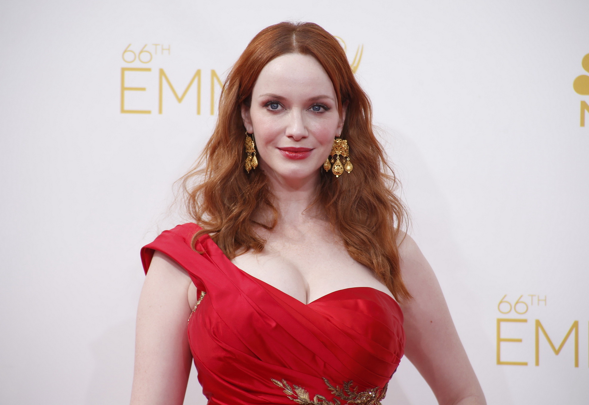 第66回ゴールデンタイム・エミー賞授賞式で胸の谷間を見せるChristina Hendricks
 #75187564