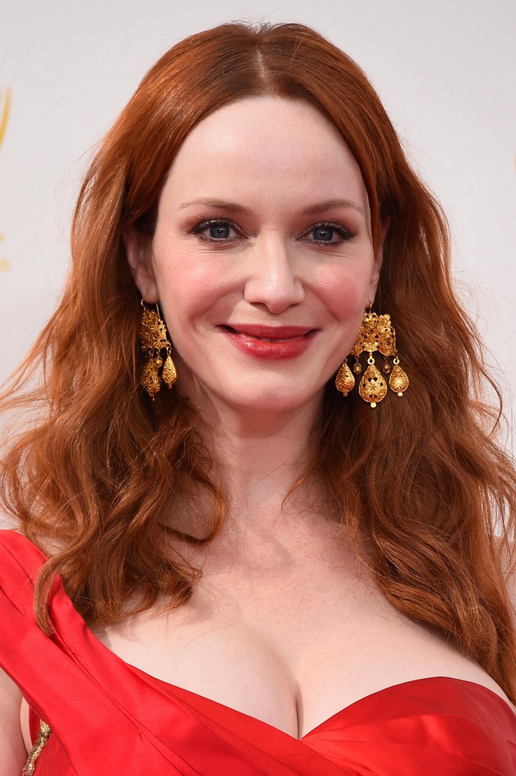 第66回ゴールデンタイム・エミー賞授賞式で胸の谷間を見せるChristina Hendricks
 #75187624