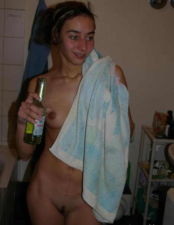 浴槽の中で裸になってアソコをこすってから大きく伸ばす女の子 
 #77039291