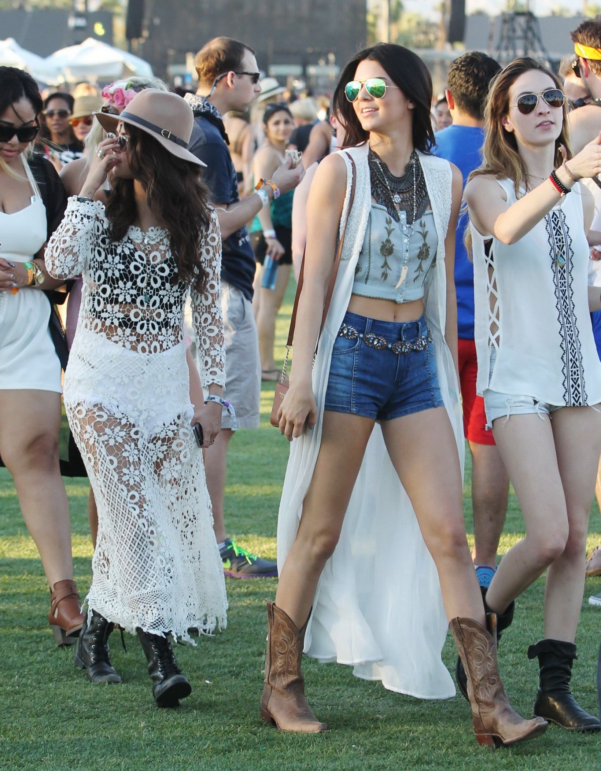 Selena gomez en sous-vêtements avec les sœurs Jenner aux jambes généreuses
 #75199741