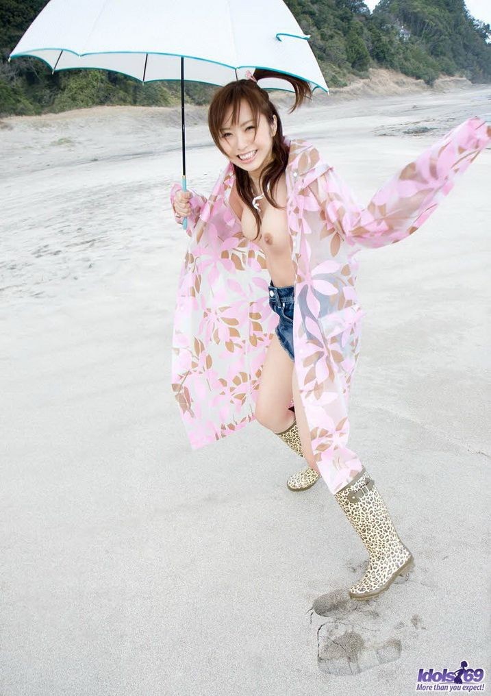 Asiatische Idol namiki posiert nackt im Freien zeigt Muschi
 #69815084