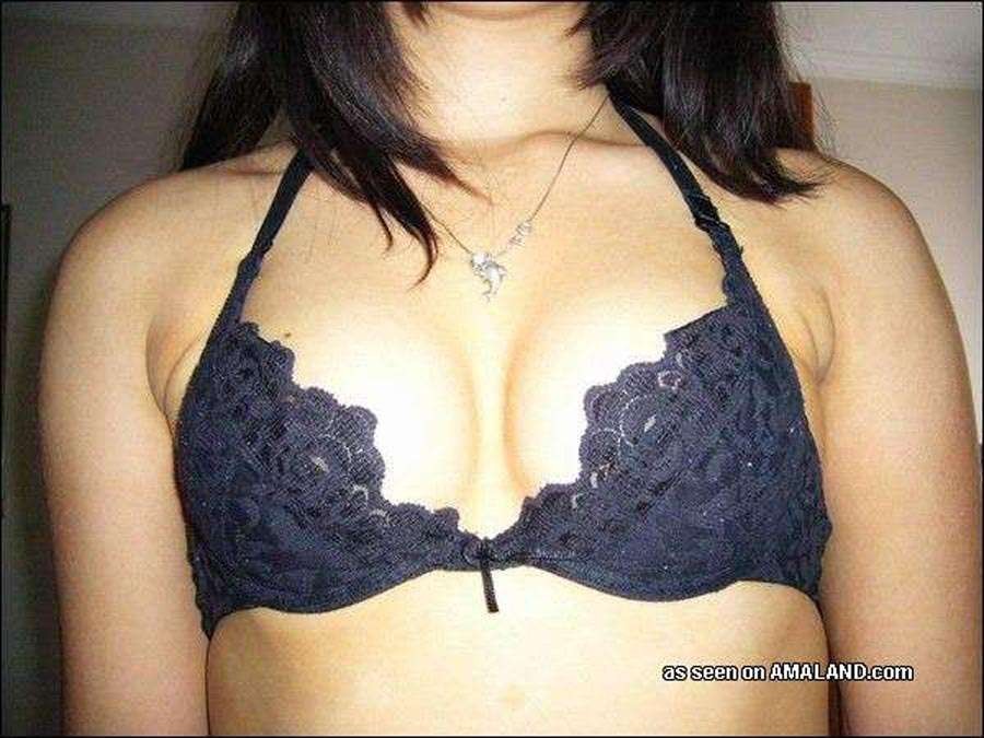 Tímida chica asiática
 #68211674