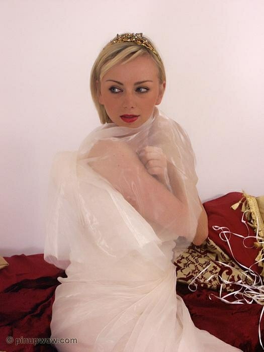 Rubia envuelta en material transparente
 #72791593