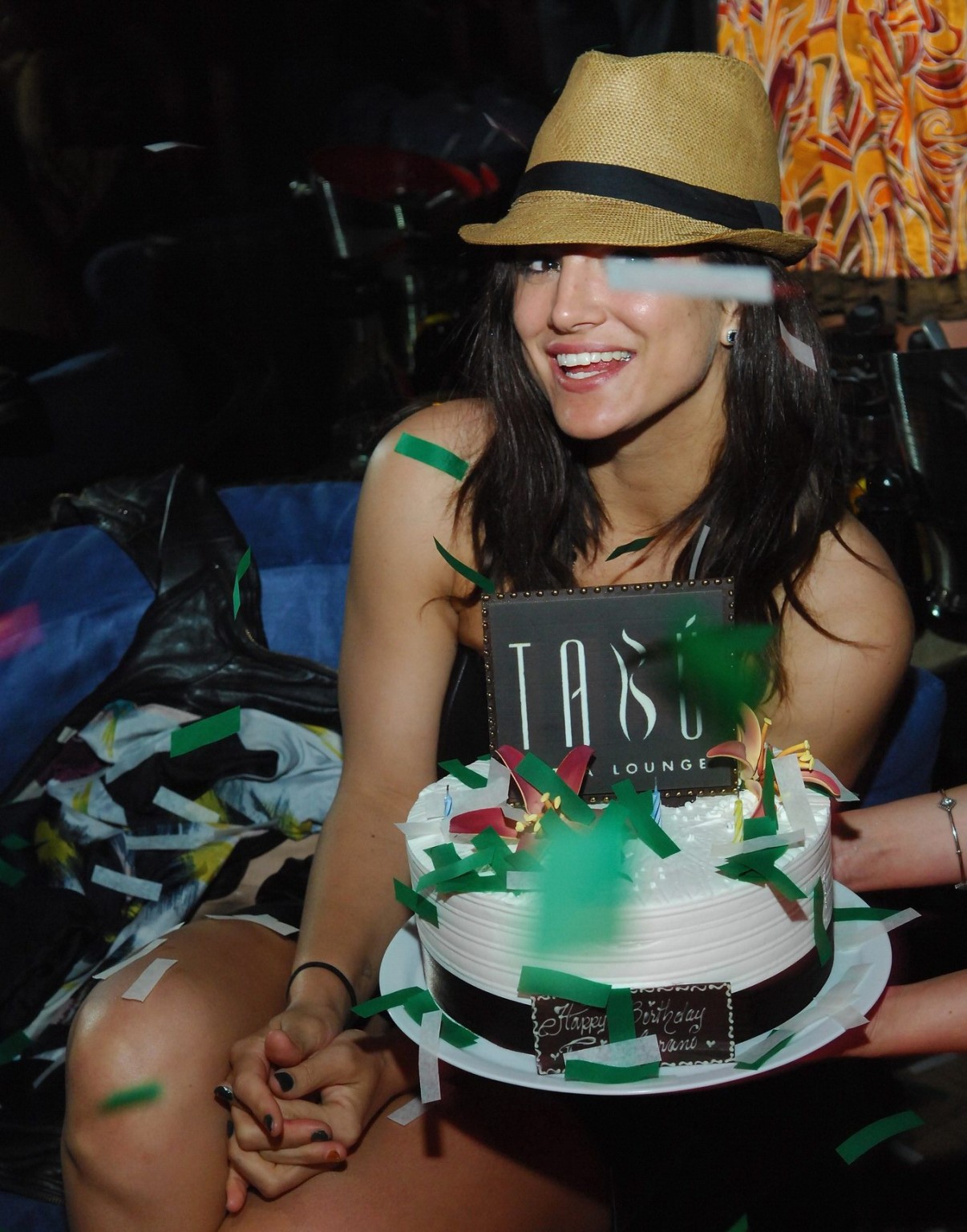 ラスベガの誕生日パーティーでレザーのミニドレスを着たジーナ・カラーノの脚線美
 #75265112